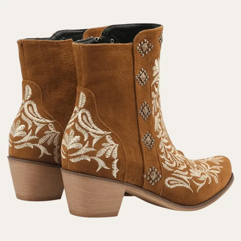 Stiliga bruna ankel cowboystövlar för kvinnor. Bekväma damstövlar med 5 cm klack, trendiga för höst- och vårmode.