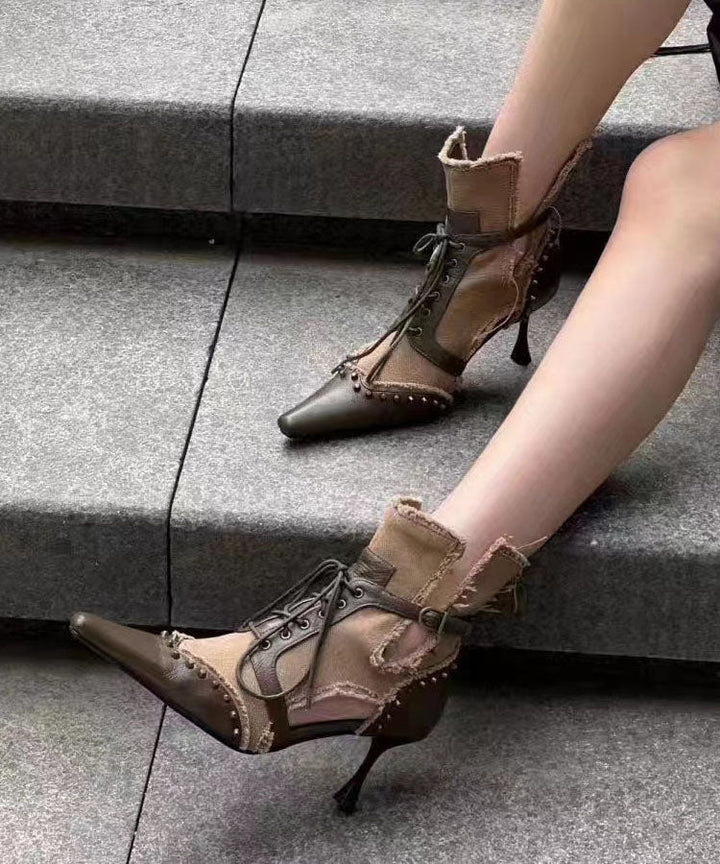 Trendiga kvinnors snörstövlar med hög klack i brun färg, idealiska för fest och en chic look.