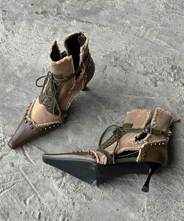 Bekväma och snygga bruna snörstövlar med hög klack, skapade för både komfort och trend.