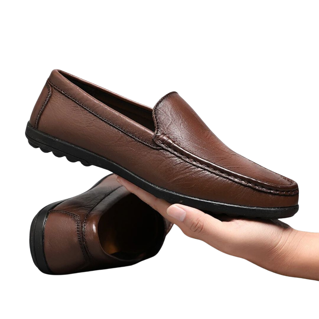 Eleganta bruna herr loafers. Komfortabla slip-on skor, idealiska för stilren vardag och formella tillfällen.