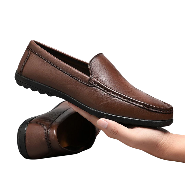 Eleganta bruna herr loafers. Komfortabla slip-on skor, idealiska för stilren vardag och formella tillfällen.