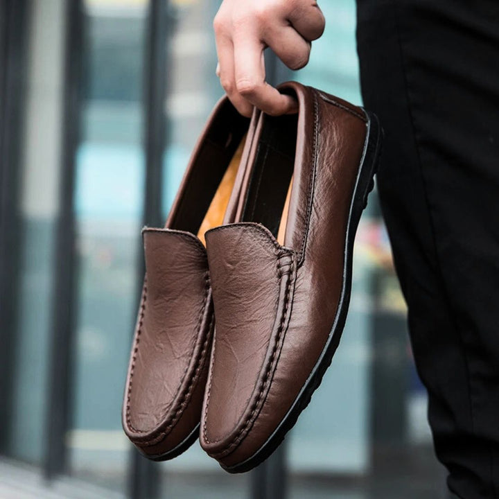 Stilrena herr loafers i brunt läder. Bekväma formella skor med slip-on design för enkel påtagning.