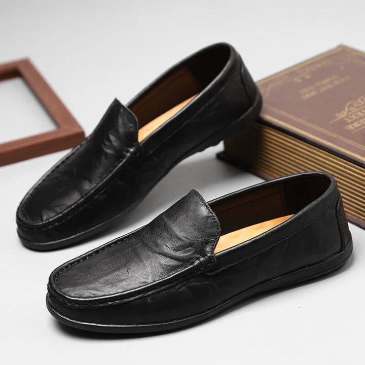 Mångsidiga herrskor: Svarta slip-on loafers. Komfortabla, eleganta och perfekta för vardag och fest.