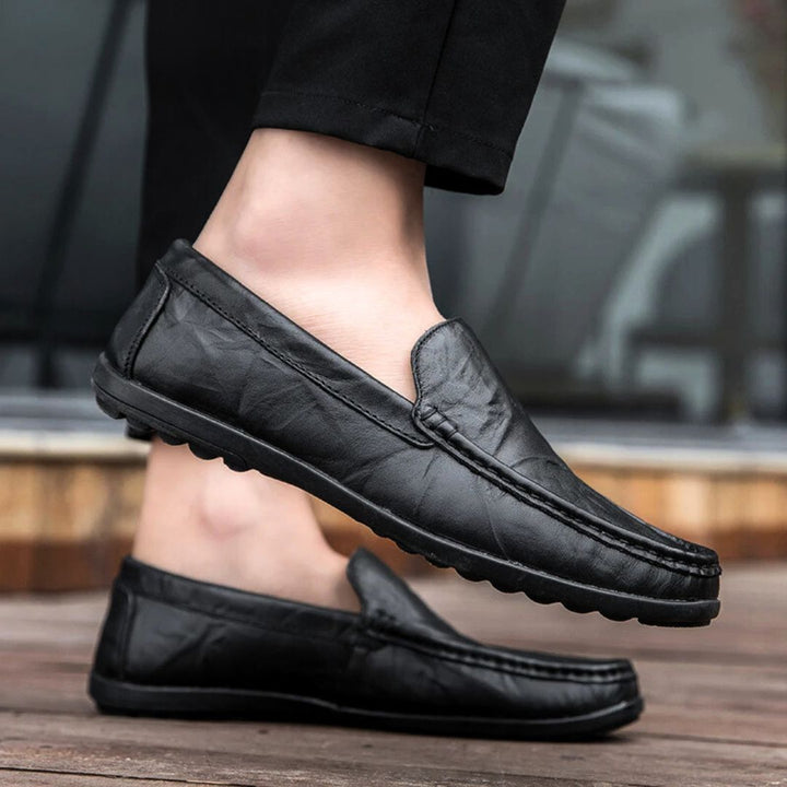Bekväma bruna loafers för män. Klassiska slip-on skor som kombinerar stil med komfort för alla tillfällen.