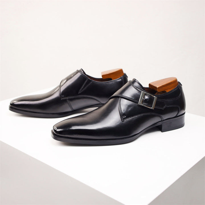 Mångsidiga slip-on herrskor i brunt läder. Perfekta som eleganta vardagsskor eller formella val.