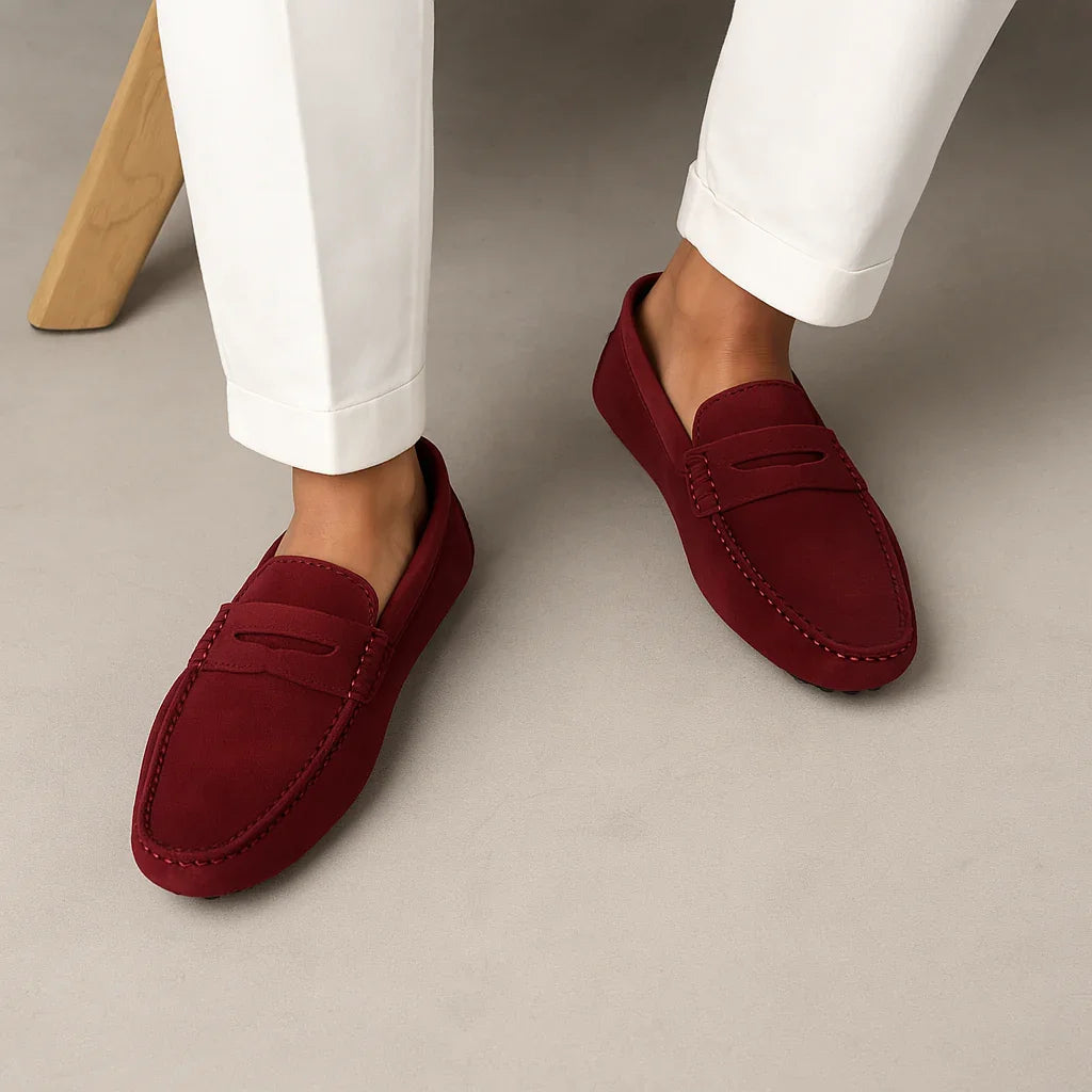 Närbild på klassiska italienska loafers i premiumläder. Eleganta och bekväma herrskor för alla tillfällen.