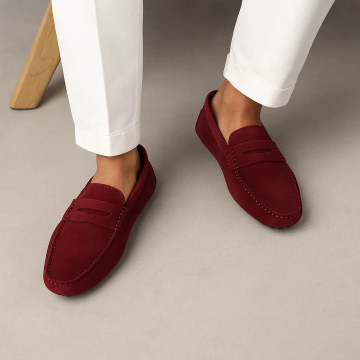 Närbild på klassiska italienska loafers i premiumläder. Eleganta och bekväma herrskor för alla tillfällen.