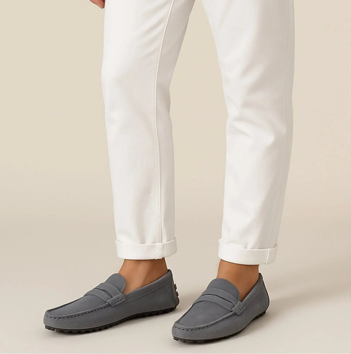 Svarta eleganta herrloafers för fest. Tidlösa italienska skor som passar perfekt för stilrent herrmode.