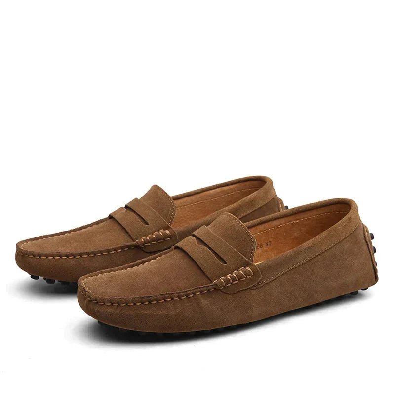 Handgjorda italienska loafers i läder. Klassiska herrskor för en elegant och bekväm stil under sommar/vår.
