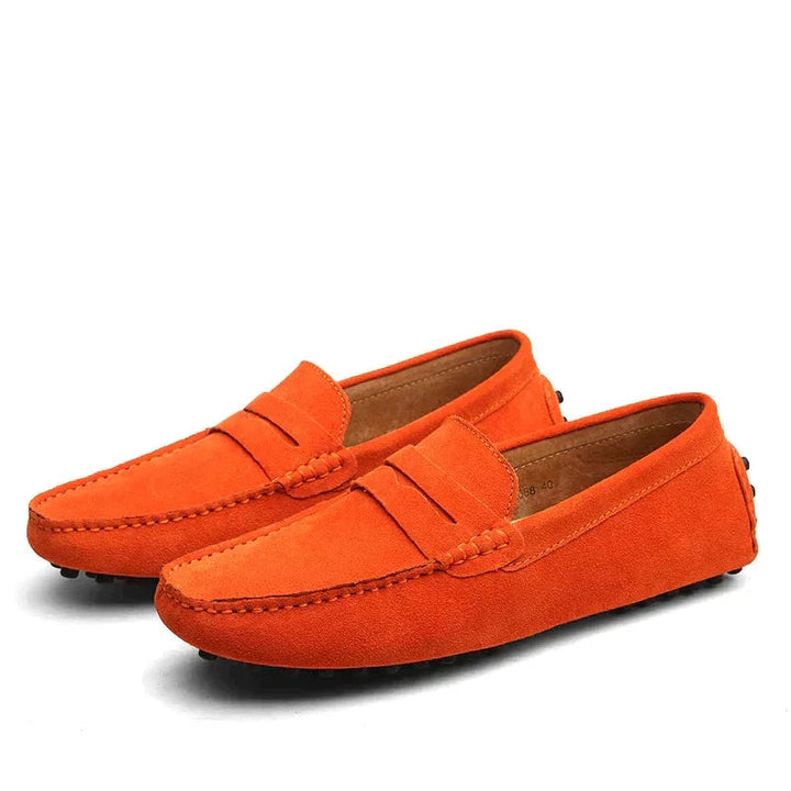 Tidlösa marinblå herrloafers i italiensk stil. Eleganta och bekväma sommarskor för sofistikerat herrmode.