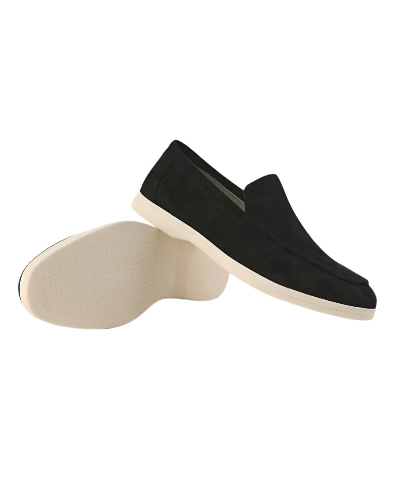 Eleganta bruna herrloafers i läder, slip-on modell för bekväm vardagsstil och smart casual look.