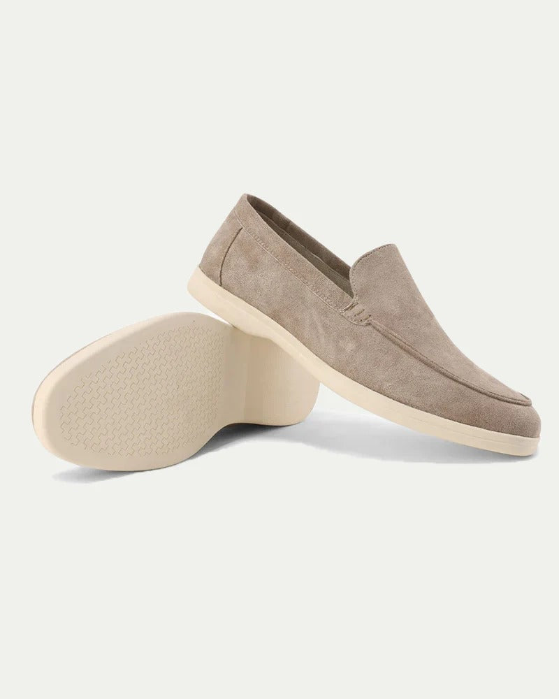 Klassiska herrloafers i marinblå mocka med flexibel sula, perfekta för tidlös komfort och stil.