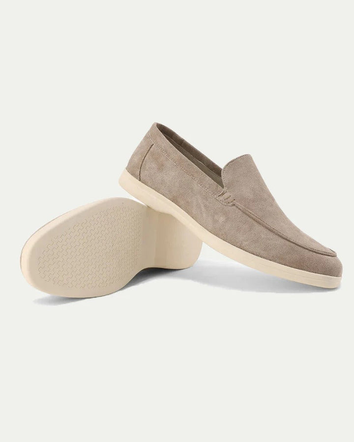 Klassiska herrloafers i marinblå mocka med flexibel sula, perfekta för tidlös komfort och stil.