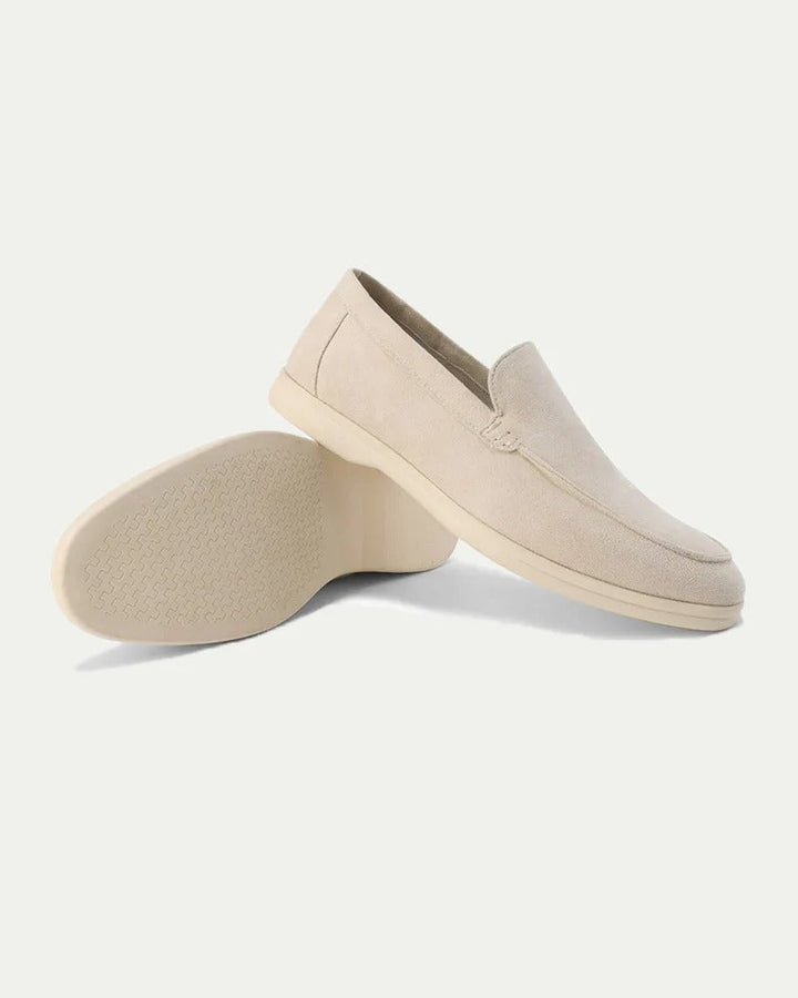 Närbild på premiumläder och detaljerade sömmar på en bekväm slip-on herrloafer.