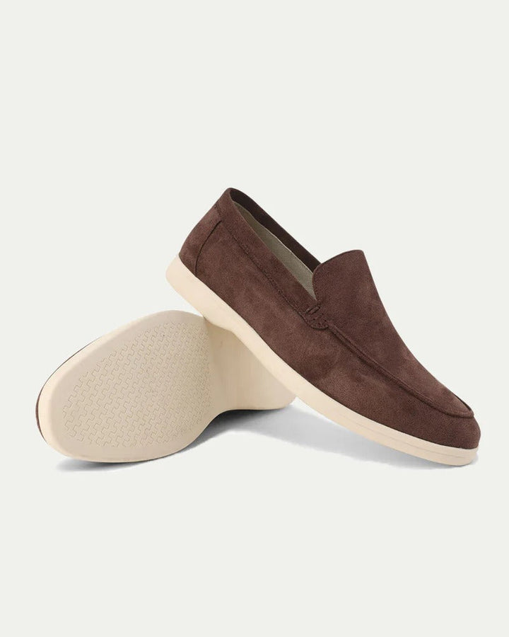 Stilrena herrloafers i brunt, kombinerade med smart casual klädsel för en sofistikerad vardagslook.