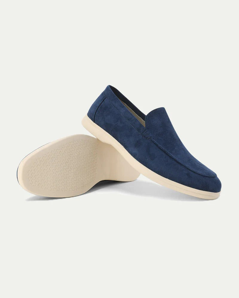 Flexibel yttersula på en tidlös herrloafer, garanterar komfort och grepp för aktiva dagar.