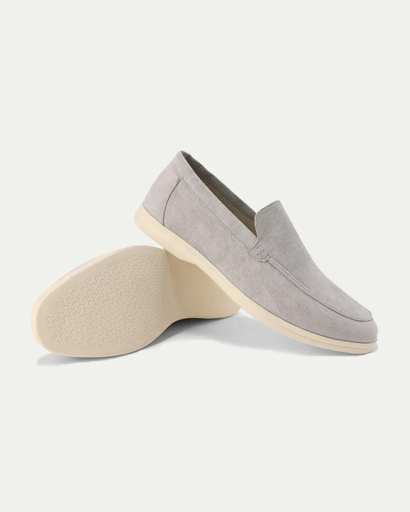 Modern herrloafer i grå mocka, en flexibel och elegant slip-on för den modemedvetne mannen.