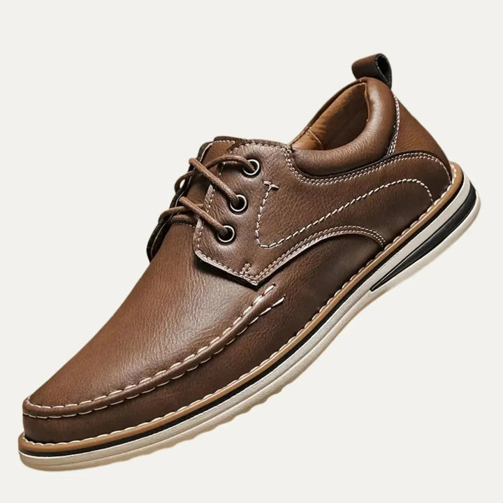 Lättviktiga vardagsskor för män. Slitstarka bruna snörningsskor för bästa komfort och elegant stil.