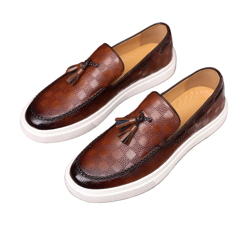 Eleganta bruna loafers med präglad textur och klassisk tofs. Perfekta slip-on herrskor för både vardag och fest.
