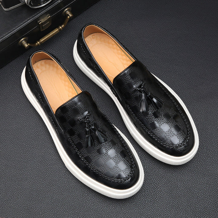 Mäns eleganta slip-on loafers med präglad textur och stilren tofs. Mångsidiga vardagsskor och festskor för herrmode.
