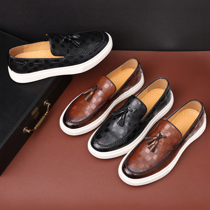 Mäns bruna slip-on loafers med präglad yta och tofs. Eleganta och bekväma skor som passar till både vardag och fest.