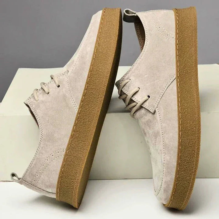 Stilrena beige herrskor med snörning, perfekta som vardagsskor eller eleganta bröllopsskor.