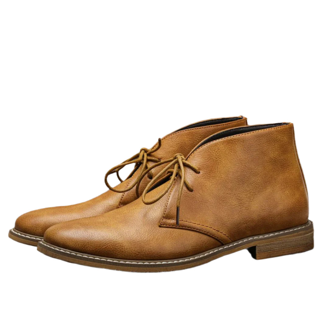 Eleganta chukkakängor för herr med slitstark gummisula. Stilrena herrboots för vardag och formella tillfällen.