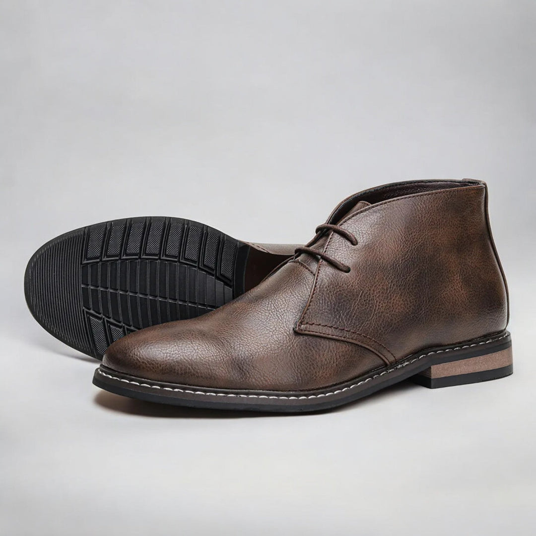 Mångsidiga herr chukkaboots; eleganta för jobbet och bekväma vardagskängor. Höstskor med slitstark sula.
