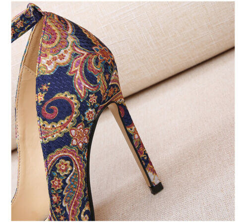 Stilrena modeklackar för kvinnor med elegant paisley-design och spänneband.