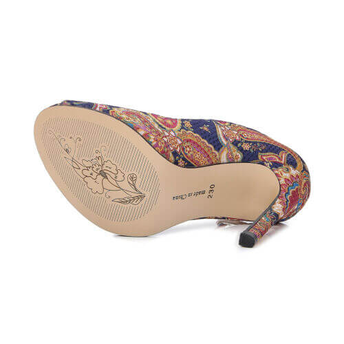 Trendiga damklackar med intrikat paisley-mönster, designade som höga festskor med spänneband.