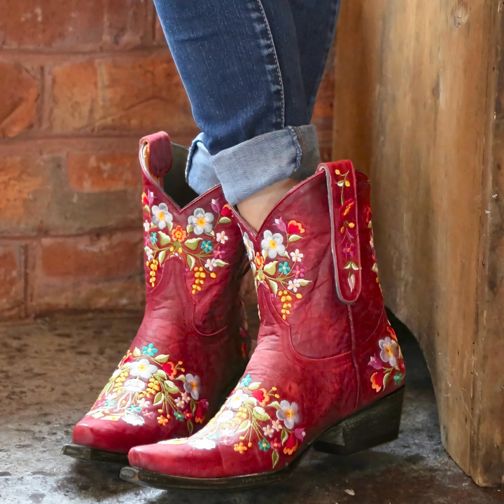 Detaljbild av väderbeständiga vintage cowgirlstövlar för dam, med bekvämt foder.