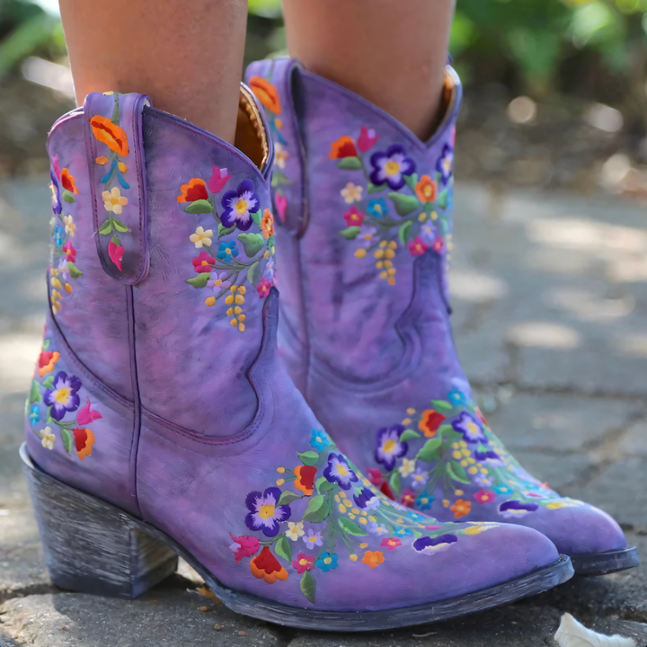 Robusta vintage cowgirlstövlar för dam med elegant design, fokus på komfort och hållbarhet.
