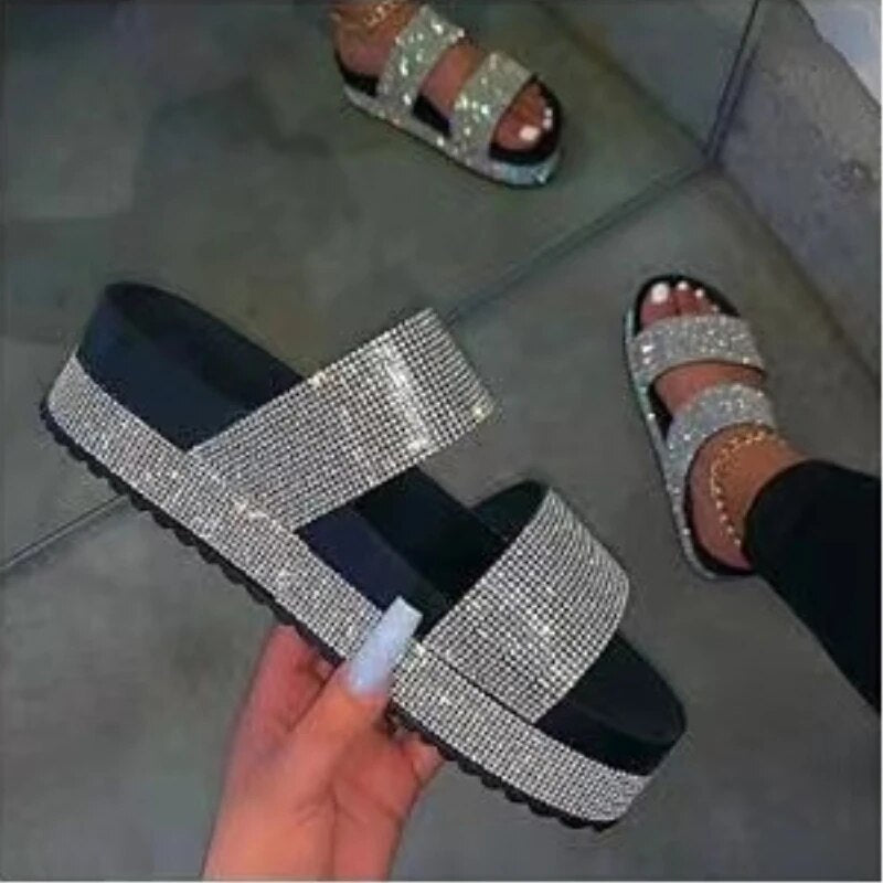 Trendiga öppna damsandaler med strass och platå, idealiska som modeskor för festliga sommarkvällar.