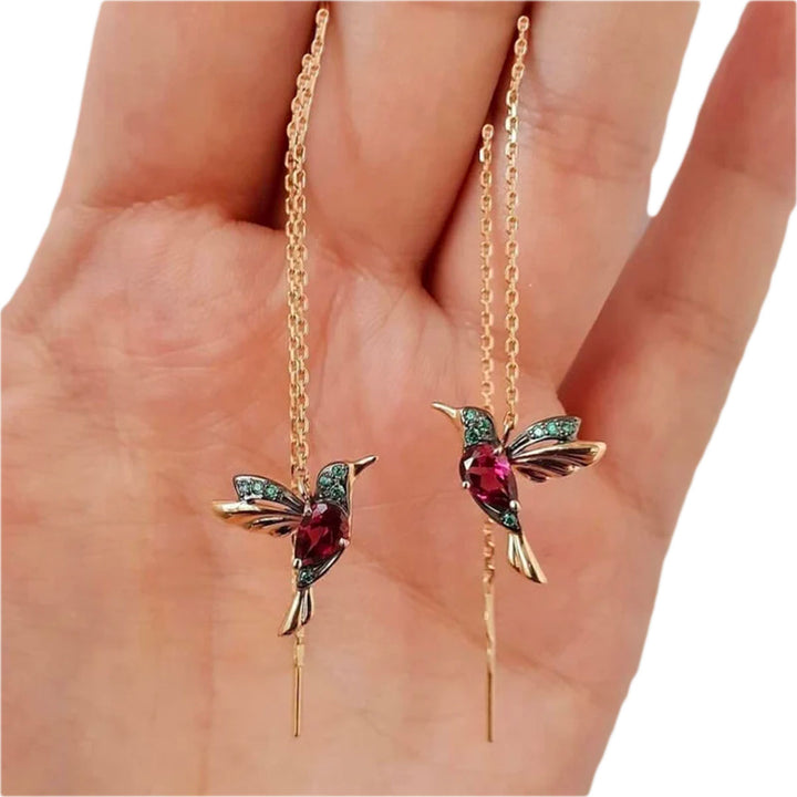 Eleganta droppörhängen i silver med kolibrifigurer och gnistrande strass, perfekta för kvinnor.