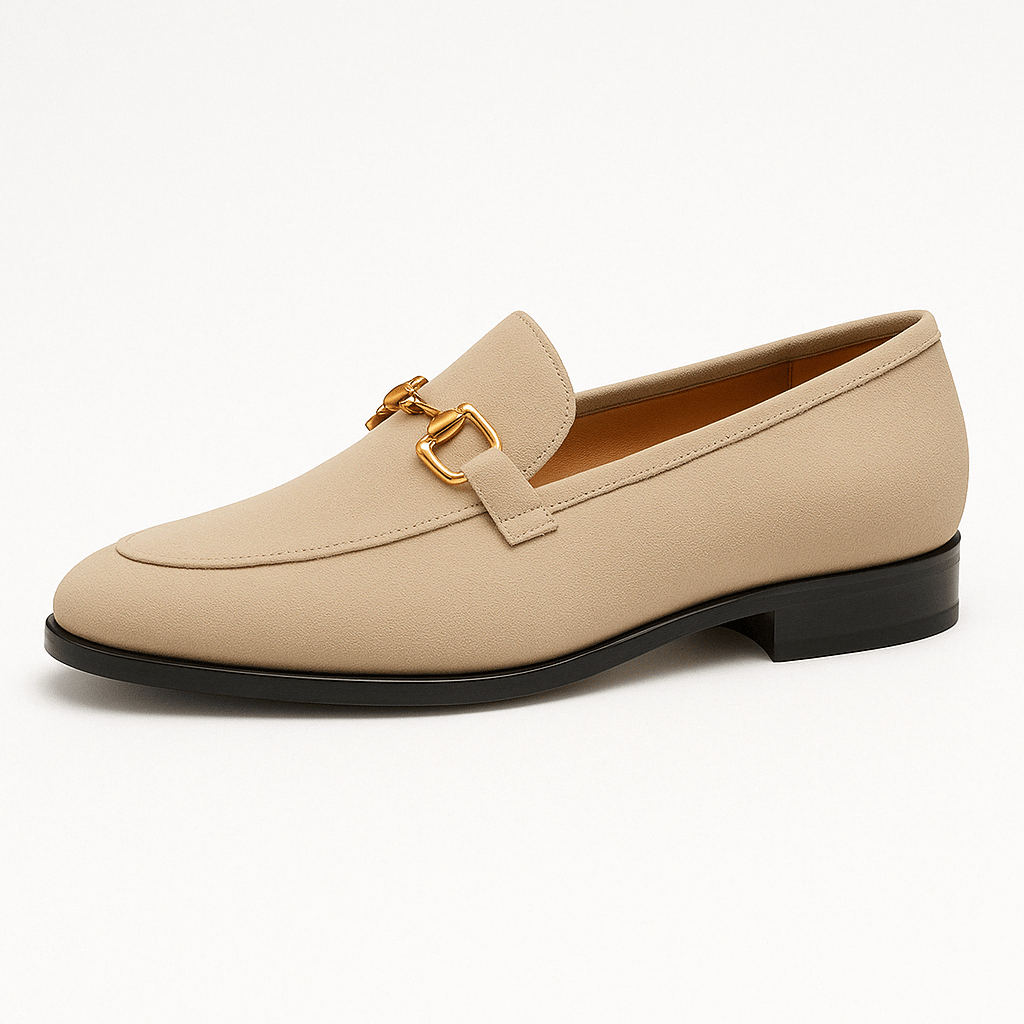 Närbild av läder loafers för herrar, visar elegant textur och bekväm design, idealisk för vår, höst och vardag.
