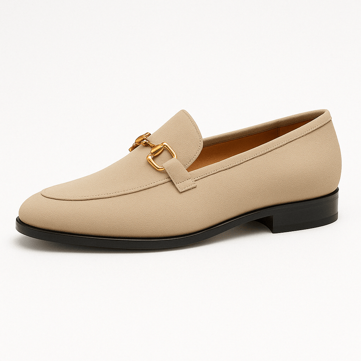 Närbild av läder loafers för herrar, visar elegant textur och bekväm design, idealisk för vår, höst och vardag.