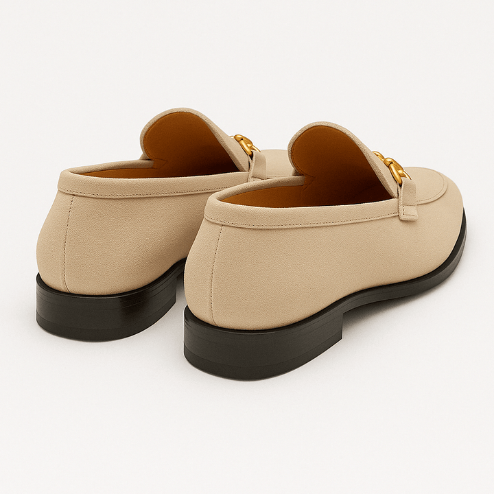 Herr Loafers i stilren design på fot, kombinerar elegant utseende med maximal komfort för affärs- och casualbruk.