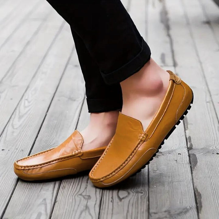 Stilfulla herr loafers, bekväma vardagsskor som enkelt kläs upp eller ner. Essentiella för mode för män.