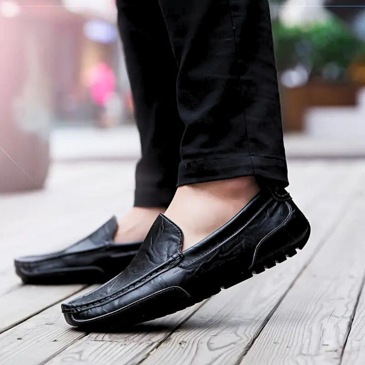 Detaljbild av en elegant herr loafer som visar sömmar och design. Perfekta semi-formella och bekväma skor.