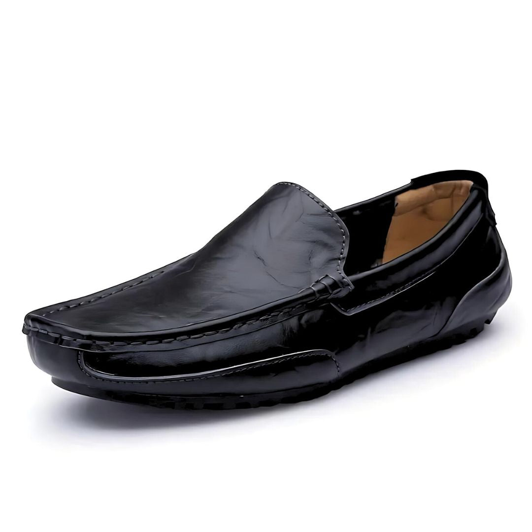 En man bär eleganta herr loafers, perfekta för en smart casual outfit. Bekväma vårskor för tidlös stil.
