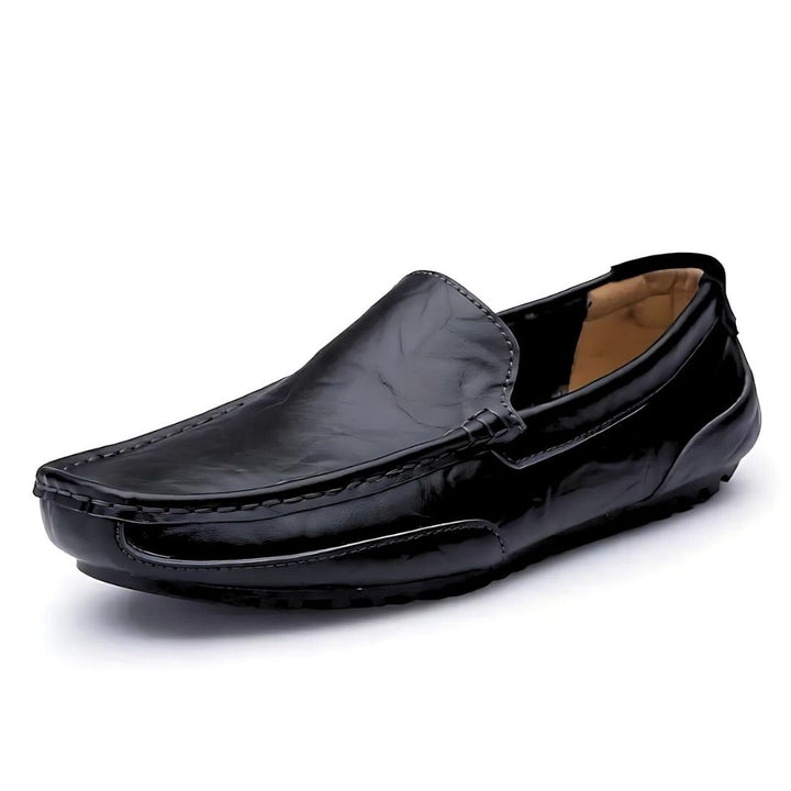 En man bär eleganta herr loafers, perfekta för en smart casual outfit. Bekväma vårskor för tidlös stil.