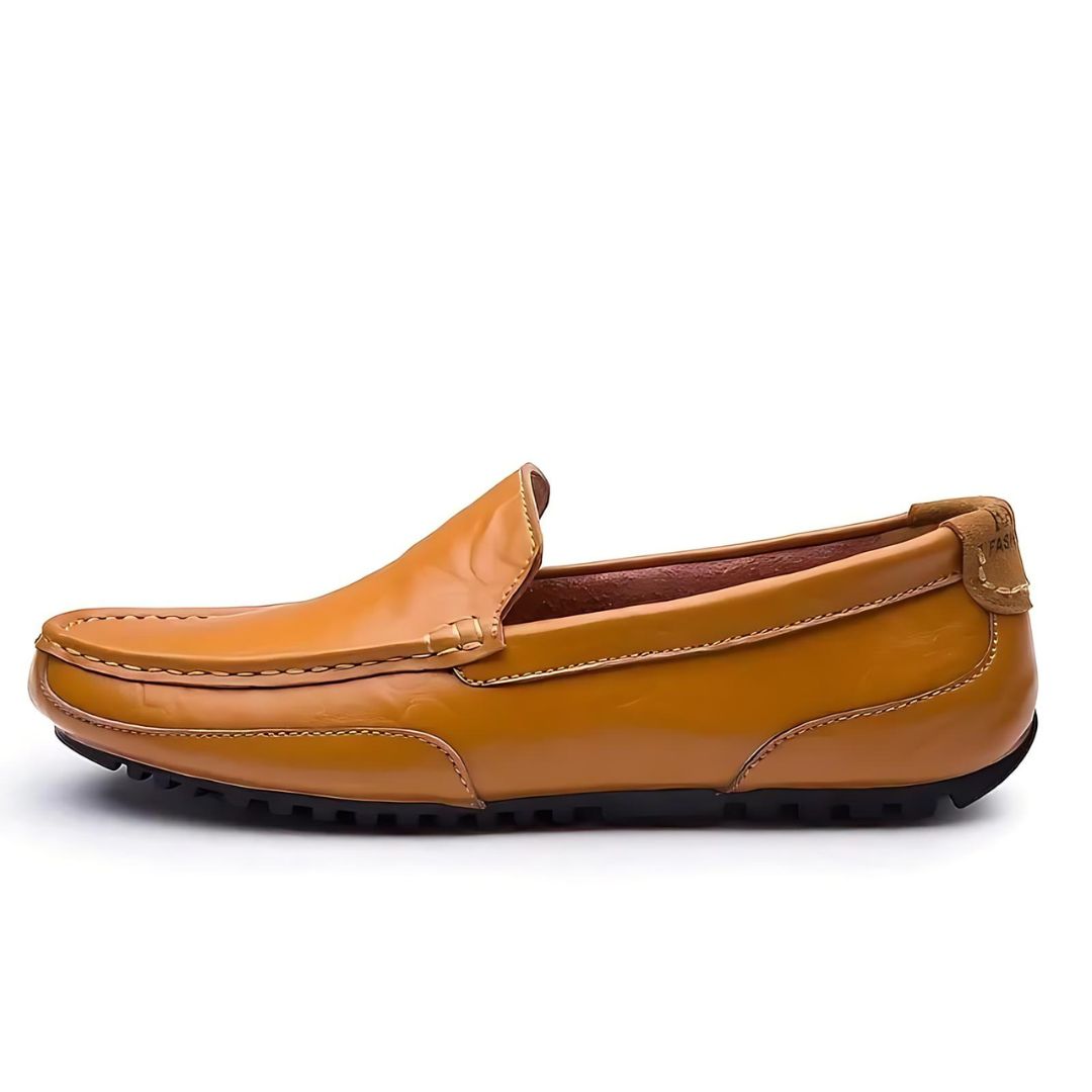 Mångsidiga herrskor: tidlösa loafers som passar både fest och vardag. Bekväma slip-ons för den moderna mannen.