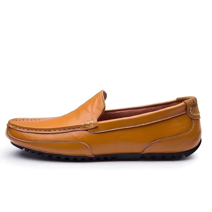Mångsidiga herrskor: tidlösa loafers som passar både fest och vardag. Bekväma slip-ons för den moderna mannen.
