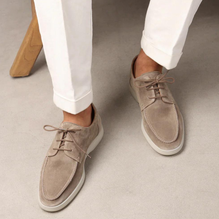 Beige herr loafers, bekväma och mångsidiga. Idealiska sommarskor för herrmode, lätta att ta på och av.
