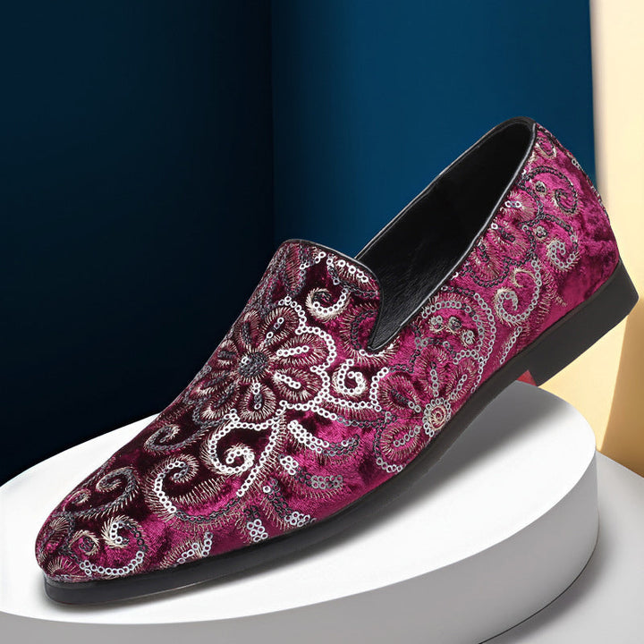 Stilrena slip-on loafers för män, designade med unikt broderi. Bekväma vår- och höstskor för både formellt & avslappnat.