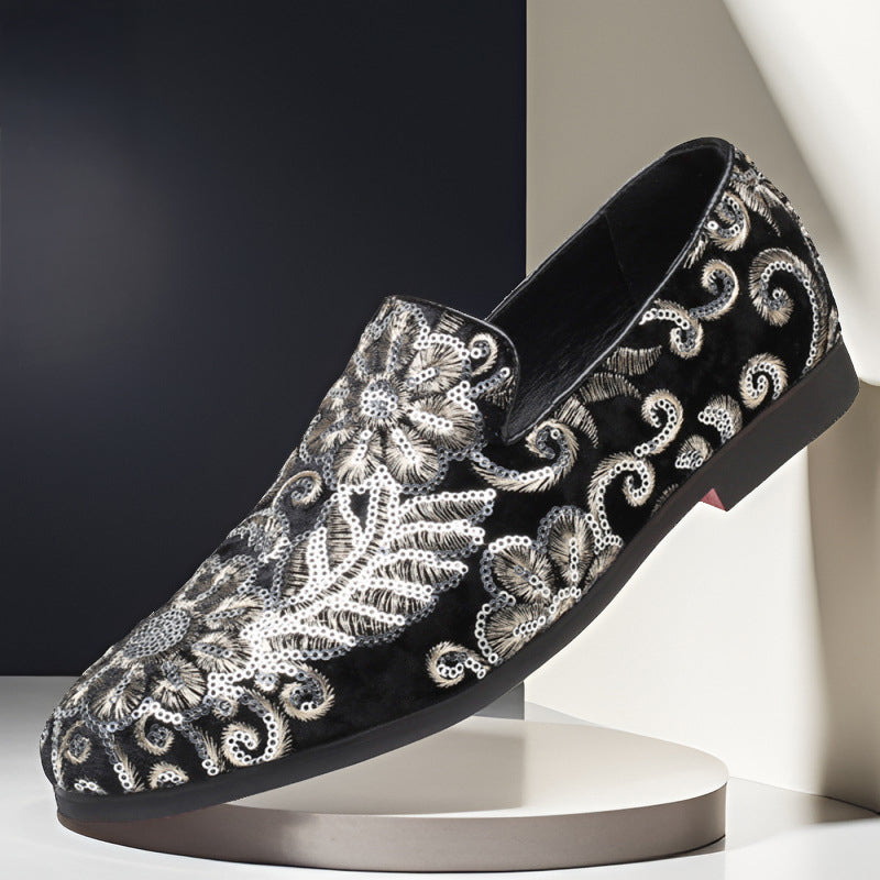 Broderade loafers i slip-on modell för män, idealiska som formella herrskor eller eleganta vardagsskor.
