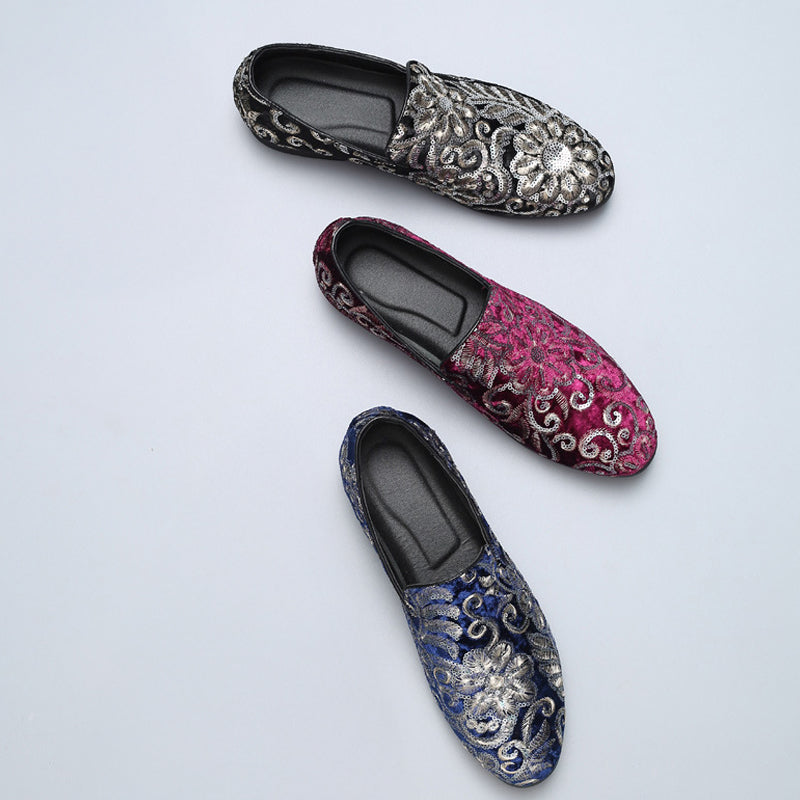 Trendiga broderade herrloafers, slip-on modell. Stilrena och bekväma skor som passar för mode och olika tillfällen.
