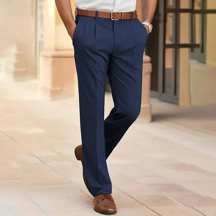 Eleganta herrbyxor i polyesterbomull, perfekta för business casual. Bekväma med fickor.