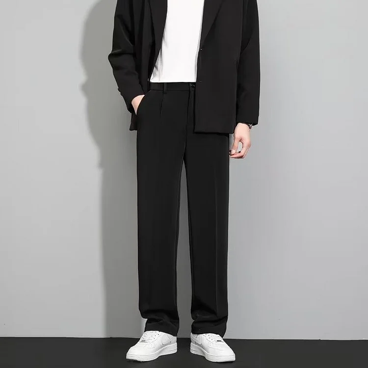 Svarta eleganta herrbyxor i sidenstil, minimalistiska och stretchiga. Idealiska för fest eller smart casual.