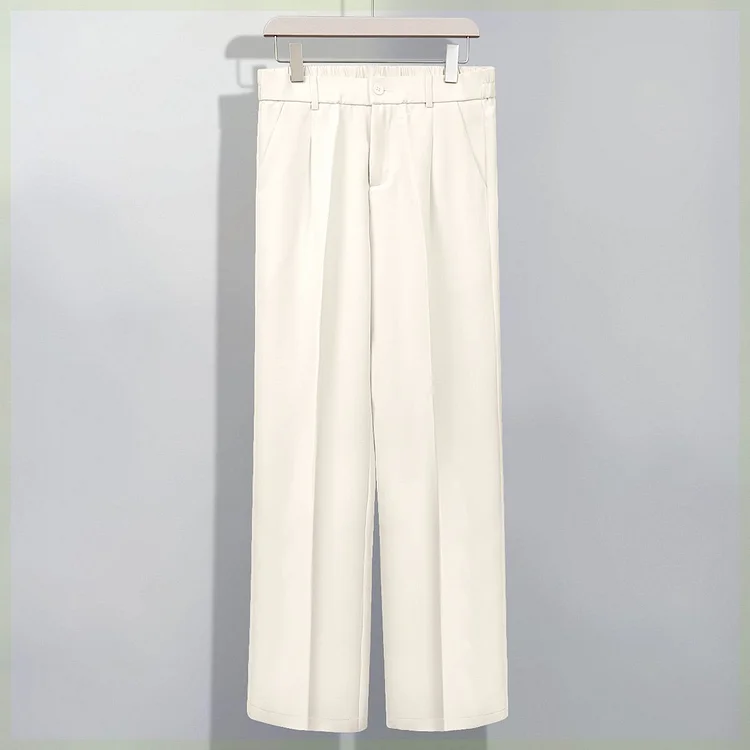 Beige eleganta herrbyxor i sidenstil, idealiska för en smart casual look. Bekväma och stilrena.